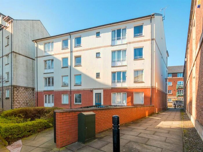 3 Bedroom Flat To Rent In East Silvermills Lane, Edinburgh, EH3