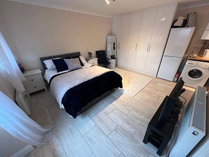 1 Bedroom Flat To Rent In Brabazon Rd, Hounslow, Hounslow, TW5