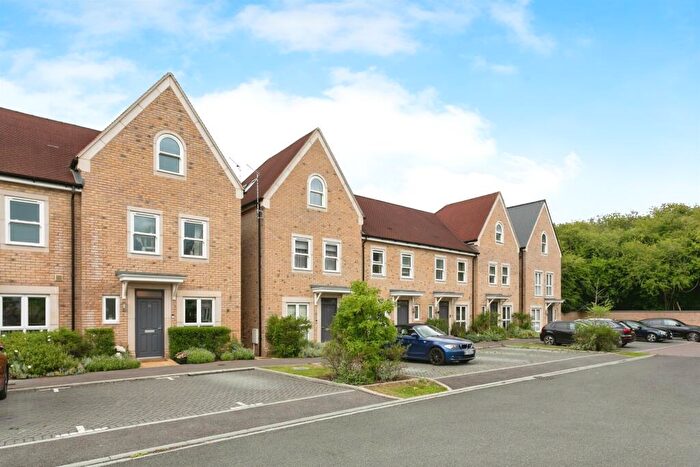 3 Bedroom Town House For Sale In Clifton Close, Bicester, OX26