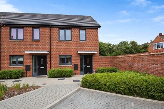 2 Bedroom End Of Terrace House To Rent In Kingfield, Woking, Surrey, GU22