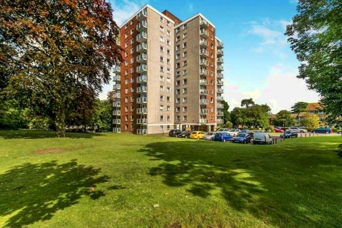 2 Bedroom Flat To Rent In Basinghall Gardens, Sutton, Surrey, SM2