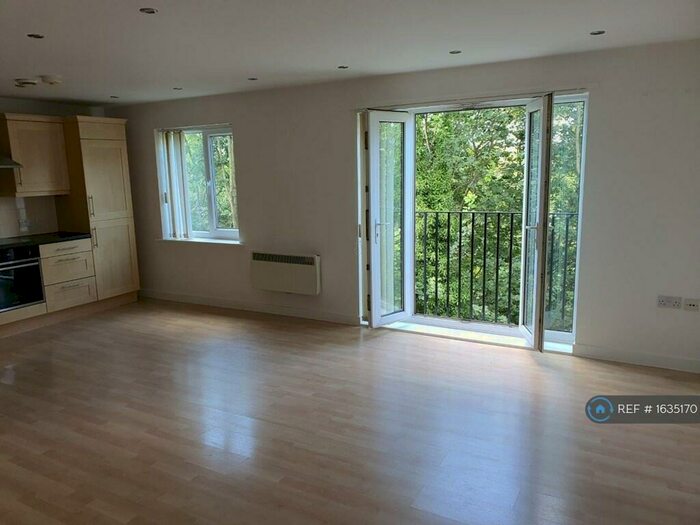 2 Bedroom Flat To Rent In Heathcote House, Chesterfield, S41