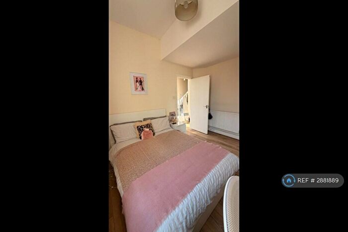 3 Bedroom Flat To Rent In Manor Park Road, London, NW10