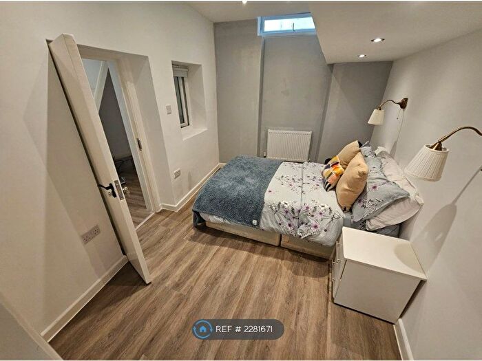 2 Bedroom Flat To Rent In Putney Bridge Road, London, SW18