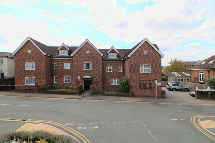 2 Bedroom Flat To Rent In Junction Road, Dorking, RH4