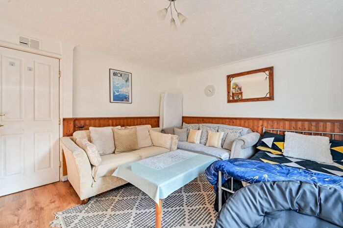 3 Bedroom Terraced House For Sale In Rye Close, Guildford, GU2