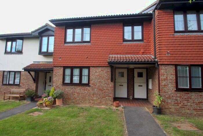 1 Bedroom Flat To Rent In Old Farm Court, Billericay, Essex, CM12