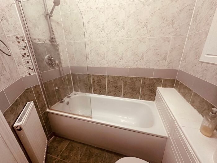 3 Bedroom Flat To Rent In Friern Park, London, N12