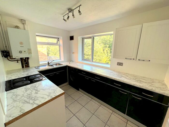2 Bedroom Flat To Rent In Woodhaw, Staines Upon Thames, TW20