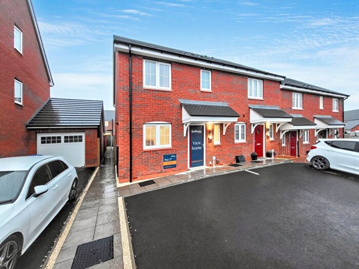 3 Bedroom Town House To Rent In Hawarden Way, Stoke-On-Trent, ST3