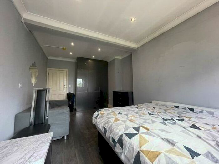 1 Bedroom Semi-Detached House To Rent In Hale End Road, Walthamstow, E17