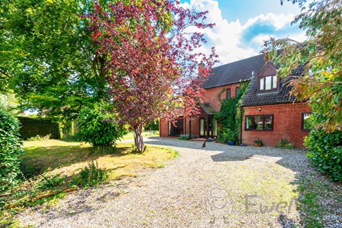 4 Bedroom Detached House For Sale In Wymondham Road, Wreningham, Norwich, Norfolk, NR16