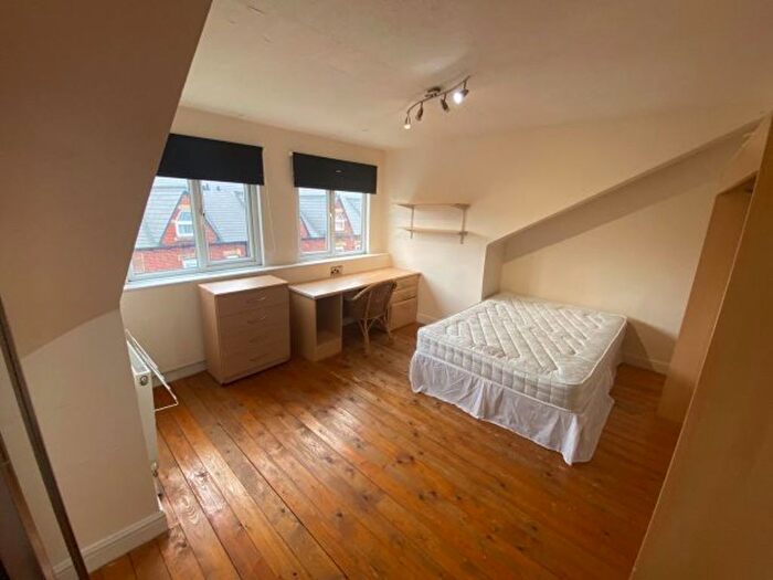 5 Bedroom Semi Detached House To Rent In Blandford Gardens, Leeds, LS2