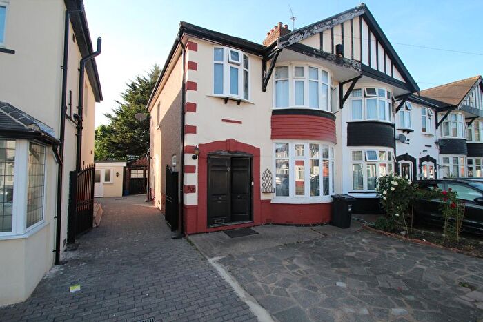 3 Bedroom Property For Sale In Stradbroke Grove, Ilford, IG5