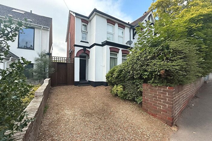 3 Bedroom Detached House For Sale In York Road, Aldershot, Hampshire, GU11