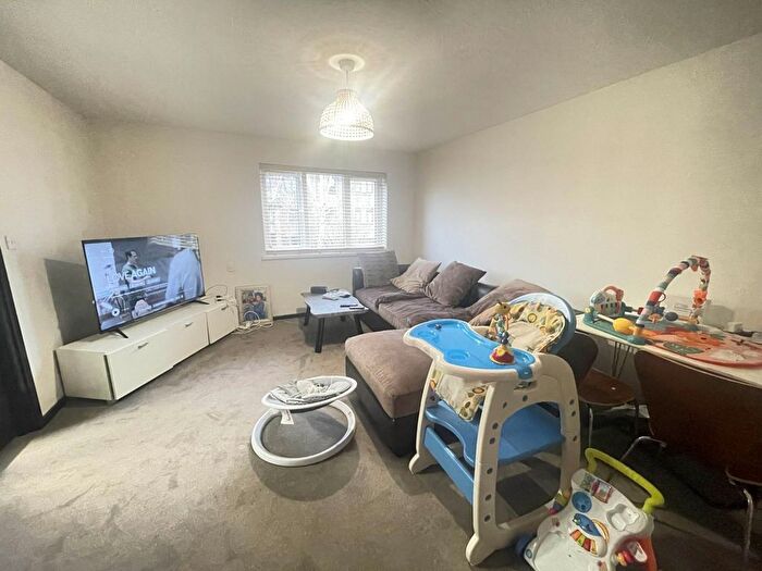 2 Bedroom Flat To Rent In Braybourne Drive, Isleworth, TW7