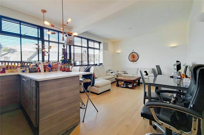 4 Bedroom Flat To Rent In Villiers Road, Willesden Green, NW2