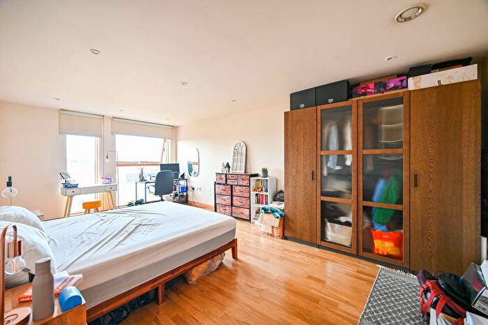 2 Bedroom Flat For Sale In Wick Lane, Bow, London, E3