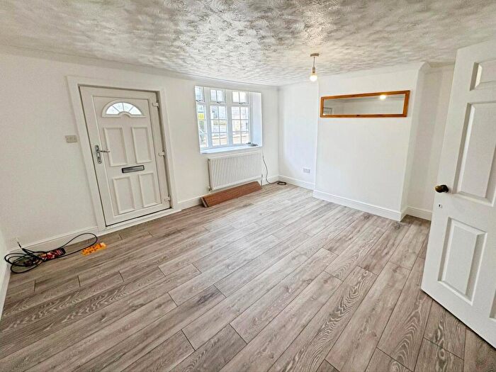 2 Bedroom House To Rent In East Street, Farnham, Surrey, GU9