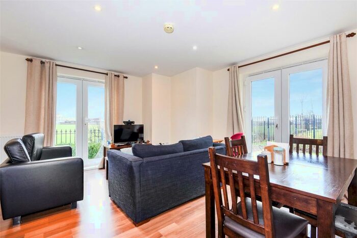 2 Bedroom Apartment To Rent In Thames House, Reading, Berkshire, RG6
