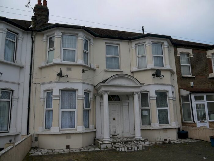 1 Bedroom Flat To Rent In Brisbane Road, Ilford, IG1