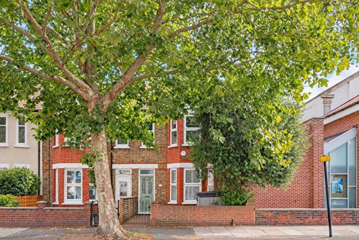 3 Bedroom Flat For Sale In Northfield Avenue, Northfields, Ealing, W13