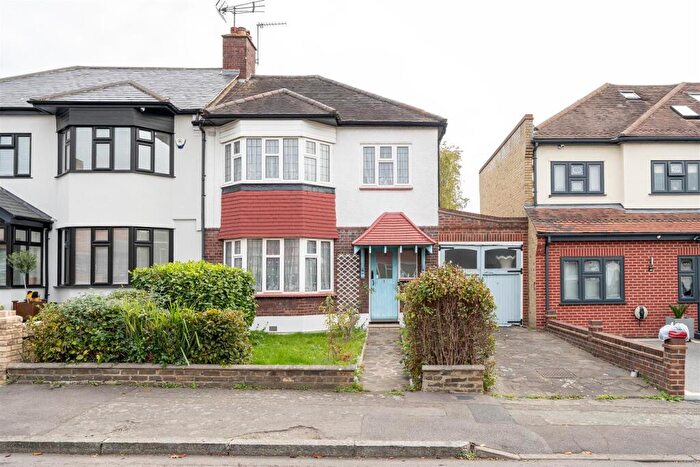 3 Bedroom House For Sale In High View Road, South Woodford, E18