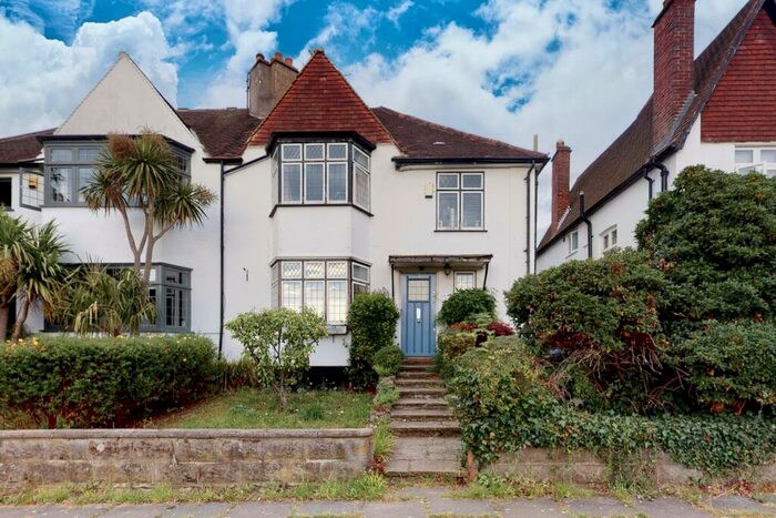 4 Bedroom Semi-Detached House To Rent In Village Road, Finchley, N3