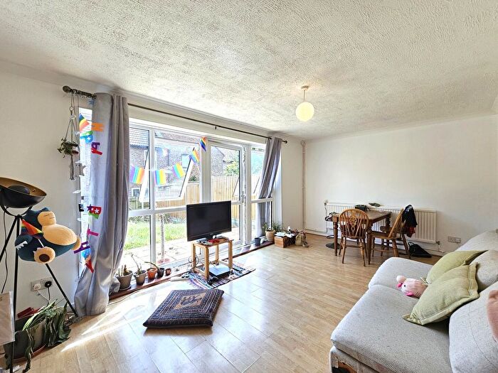 3 Bedroom Flat To Rent In Old Farm Road, N2
