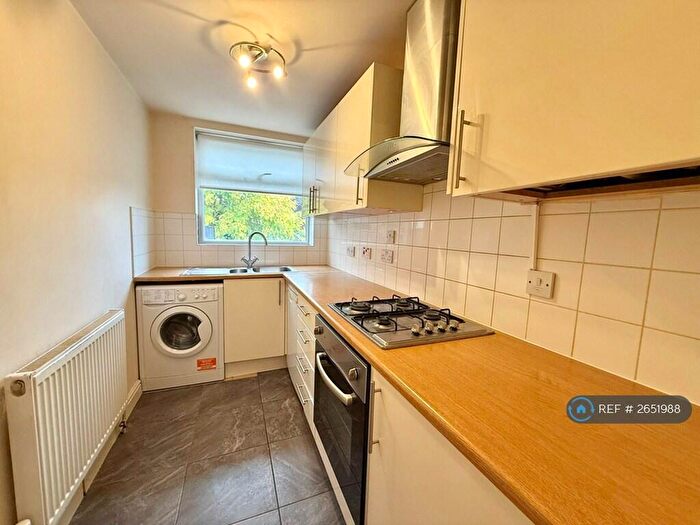 2 Bedroom Flat To Rent In Chigwell Road, Woodford Green, IG8
