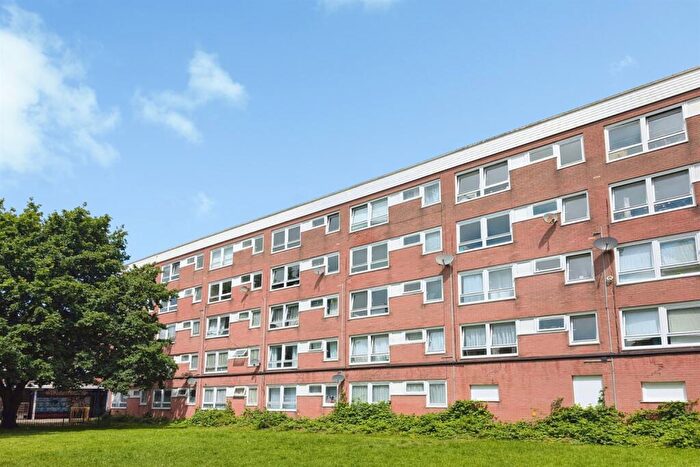 3 Bedroom Flat To Rent In Irving Road, SO16