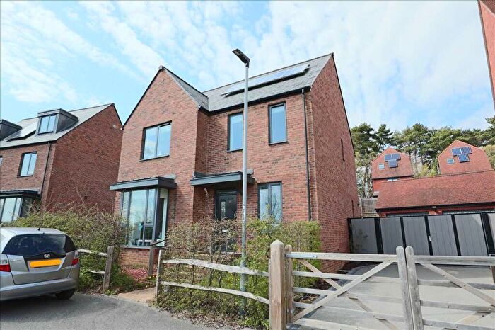 4 Bedroom Detached House To Rent In Detached, CR5