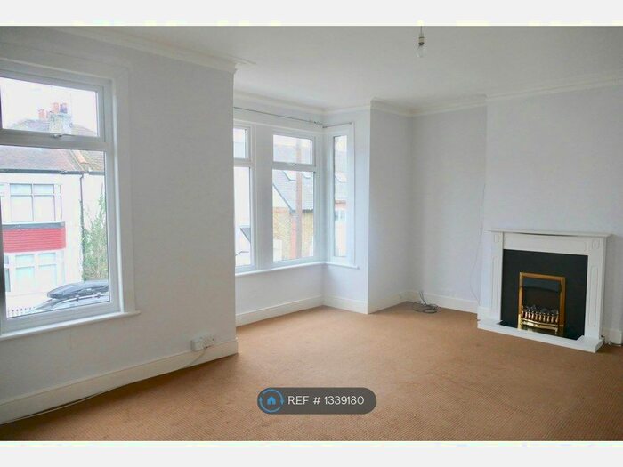 2 Bedroom Flat To Rent In Station Road, Leigh On Sea, SS9