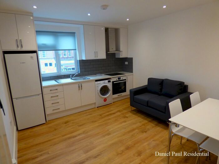 1 Bedroom Flat To Rent In Goldhawk Road, London, W12
