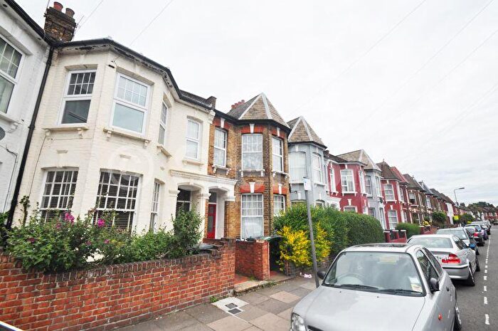 3 Bedroom Flat To Rent In Carlingford Road, London, N15