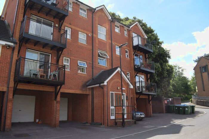 2 Bedroom Flat To Rent In Riverdene Place, Bitterne Park, Southampton, SO18