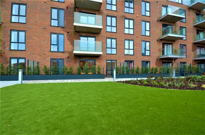 2 Bedroom Flat To Rent In Queens Road, East Grinstead, West Sussex, RH19