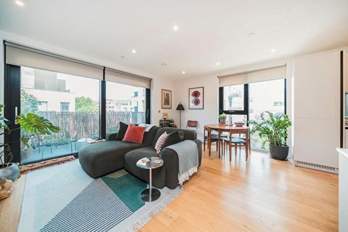 2 Bedroom Flat For Sale In Navigators Walk, Regents Canal, E3 - Photo 2