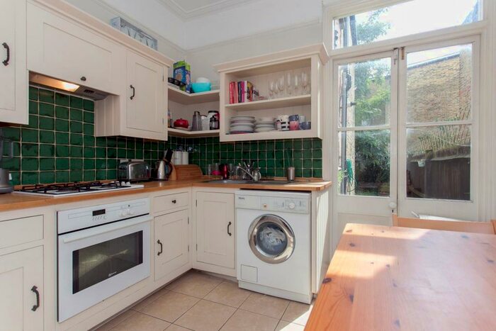 1 Bedroom Flat To Rent In Dinsmore Road, SW12