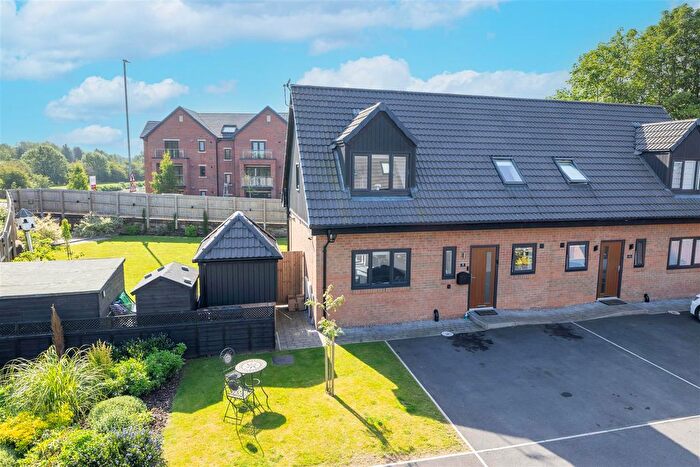 3 Bedroom Semi-Detached House For Sale In Pottery Place, Woodlesford, Leeds, LS26