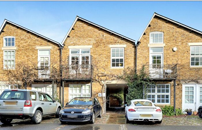 3 Bedroom Mews To Rent In Welmar Mews, Clapham, SW4