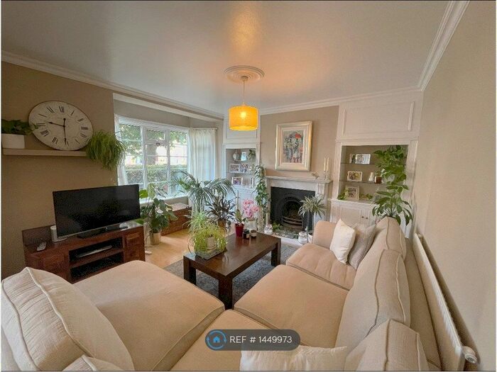 2 Bedroom Flat To Rent In Burntwood Court, London, SW17