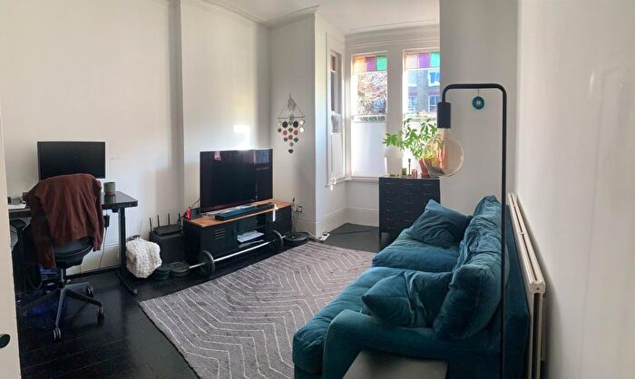 2 Bedroom Flat To Rent In Chaucer Road, Herne Hill, London, SE24