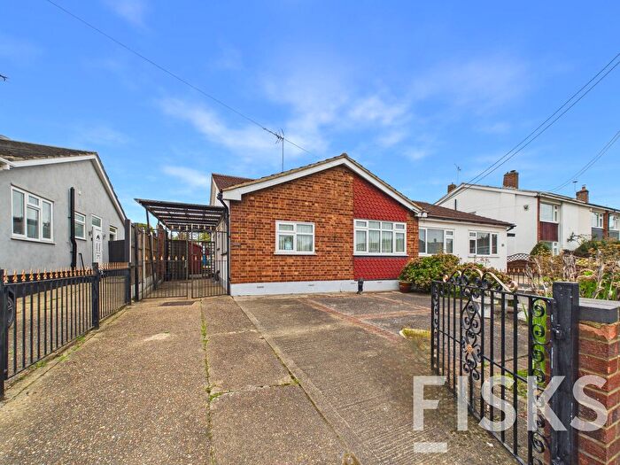 2 Bedroom Bungalow For Sale In Wincoat Drive, Benfleet, SS7