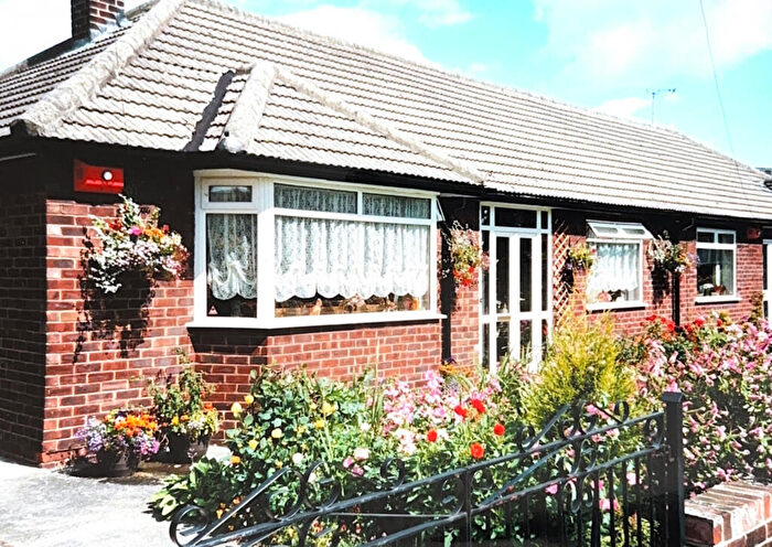 2 Bedroom Semi-Detached Bungalow For Sale In Heather Grove, Droylsden, M43