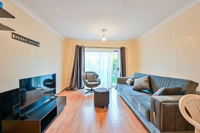 3 Bedroom Property For Sale In Banfield Road, Peckham Rye, London, SE15