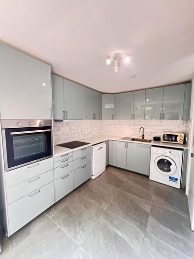 2 Bedroom Property To Rent In Finchley Park, London, N12