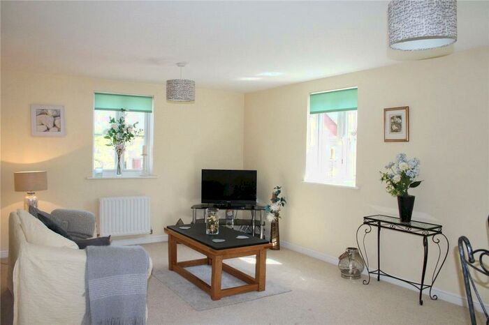 2 Bedroom Apartment To Rent In Barentin Way, Petersfield, Hampshire, GU31