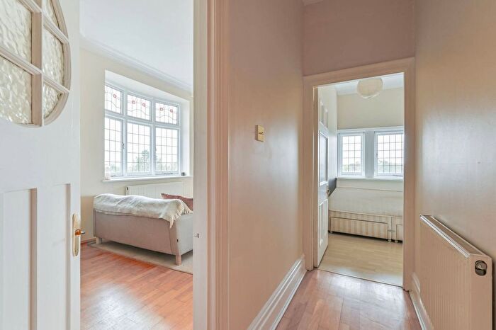 2 Bedroom Flat To Rent In Drewstead Road, Streatham Hill, London, SW16