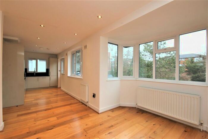 3 Bedroom Apartment To Rent In Seymour Road, N3